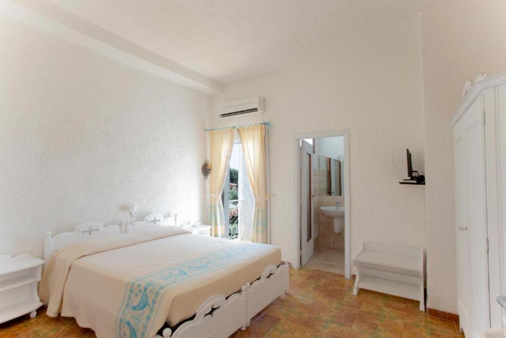 Hotel Al Faro Spiaggia La Cinta Santeodoro San Teodoro  Exteriör bild